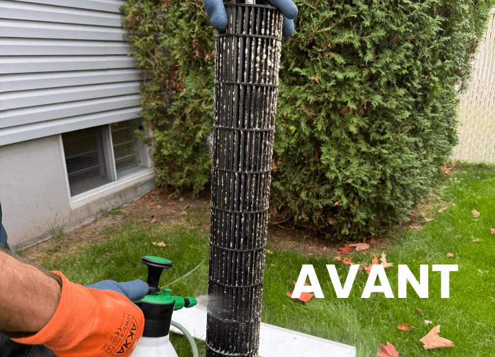 Rouleau d'évaporateur de la tête murale intérieure de la thermopompe remplis de saleté et de moisissure