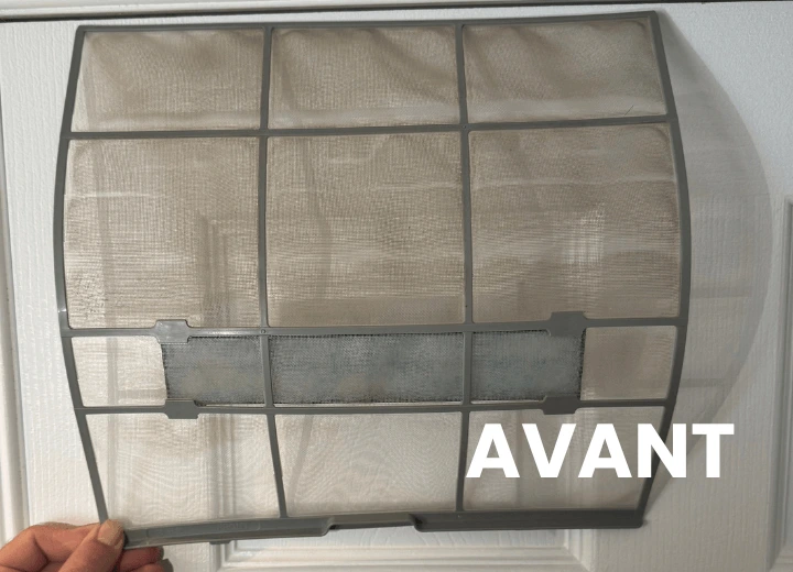 Filtre de thermopompe murale rempli de saleté et de poussière